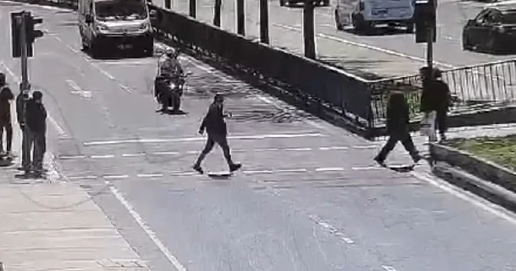 Şişli de yayaya motosiklet çarptı: Biri ağır 3 yaralı Yola savruldukları an kamerada