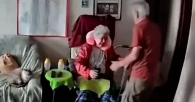 Venezuela daki depremde yaşlı adam yürüyemeyen eşine sarılarak siper oldu VİDEO İZLE