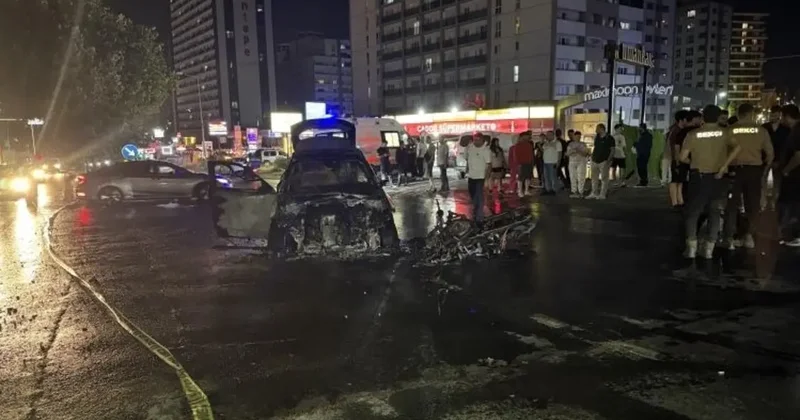 Esenyurt’ta otomobil ile motosiklet çarpıştı: Araçlar alevlere teslim oldu
