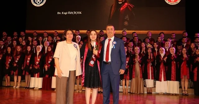 Profesör anne ve babanın gurur günü: Kızları da doktor oldu Erzincan Haberleri Habertürk Yerel Haberler