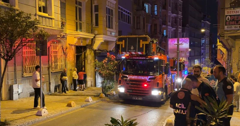Beyoğlu nda duvarı çöken bina tahliye edildi