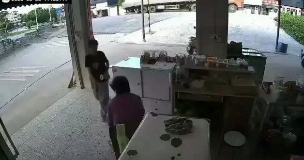 Araçtan fırlayan tekerlek dükkan daldı facia kıl payı atlatıldı