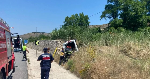 İstinat duvarına çarpan hafif ticari araç yan yattı: 1 yaralı Araç içerisinde sıkışan sürücüyü itfaiye ekipleri kurtardı Bilecik Haberleri Habertürk Yerel Haberler