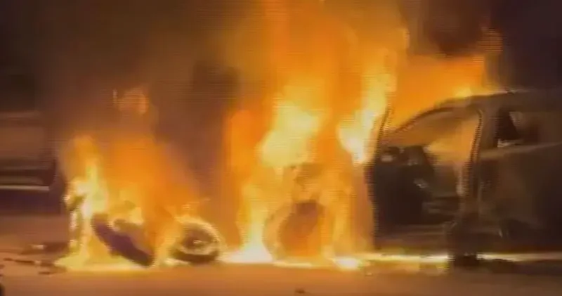 Esenyurt ta çarpışan otomobil ve motosiklet alev alev yandı: 2 yaralı