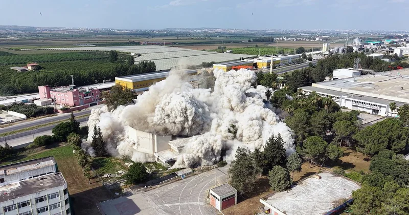 Adana nın simge yapısı saniyeler içinde tuzla buz oldu
