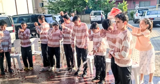 Eğitimlerini tamamlayan hafızlar gül yaprakları ve suyuyla ıslatıldı Denizli Haberleri Habertürk Yerel Haberler