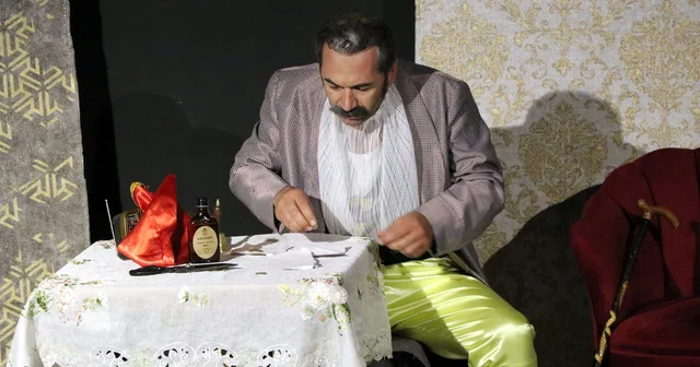 Vanlı tiyatrocu, 30 günde 30 farklı tek kişilik oyun ile rekora hazırlanıyor Van Haberleri Habertürk Yerel Haberler