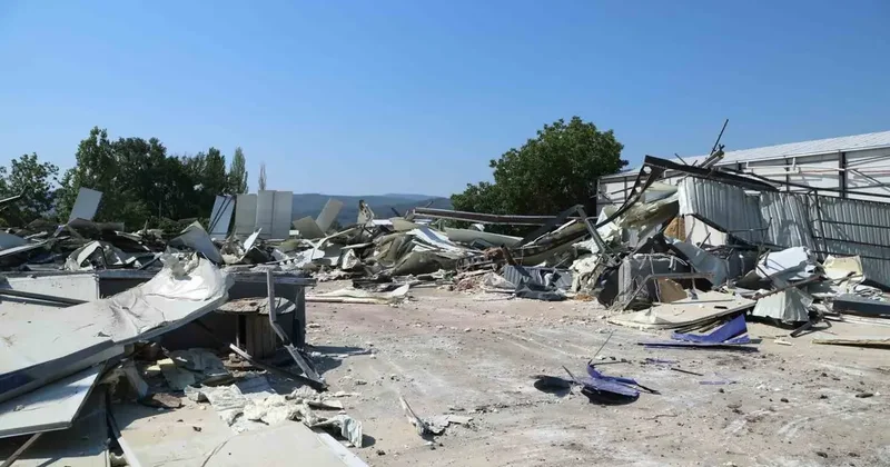 Yaylacık’ta kaçak iş yeri yıkıldı