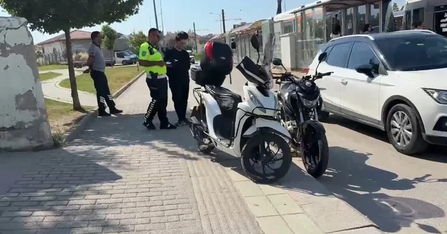 Eskişehir de yaya geçidinde motosikletler çarpıştı Yayaya yol vermek için duran motosiklete arkadan gelen motosiklet çarptı Eskişehir Haberleri Habertürk Yerel Haberler
