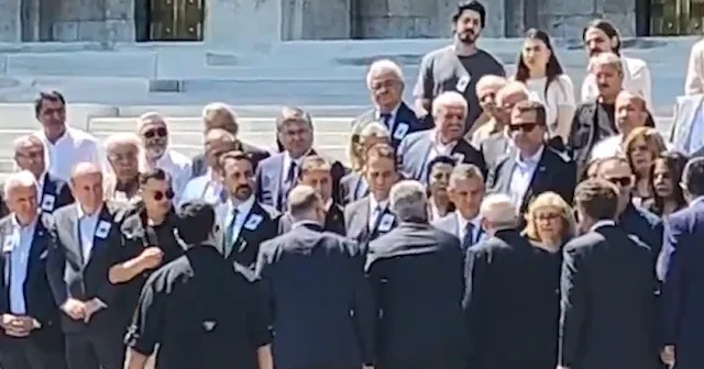 Özgür Özel le tokalaşan Kemal Kılıçdaroğlu CHP li Ali Mahir e el uzatmadı VİDEO İZLE