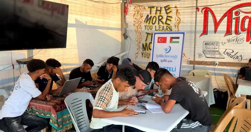 İyilik Derneği nden Gazze’de sınava giren öğrencilere destek