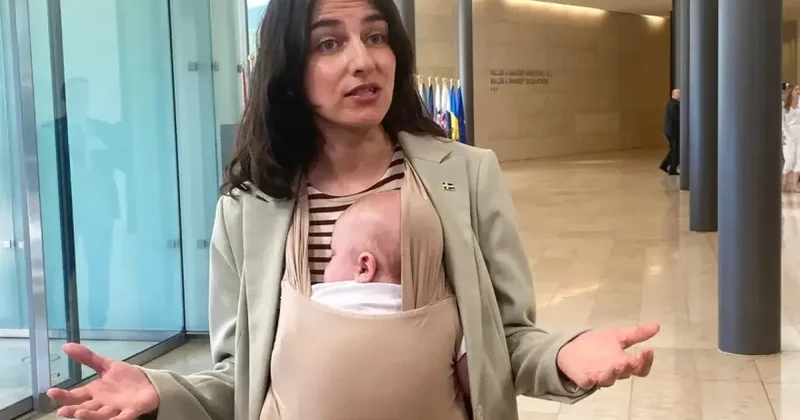 AB de ilk: İsveçli Bakan, toplantıya bebeğiyle geldi