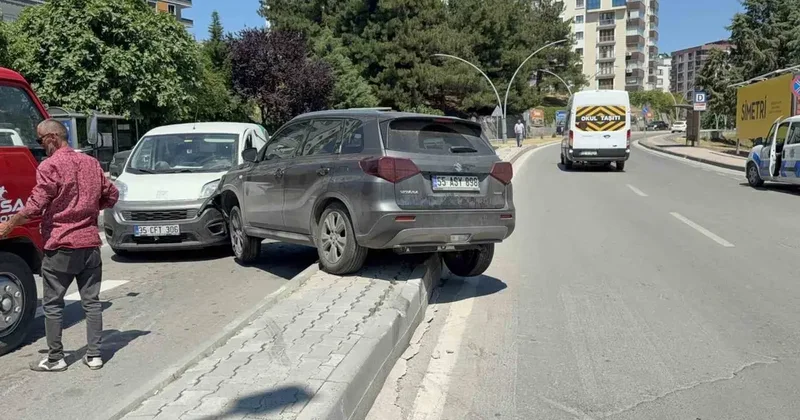 SUV ile hafif ticari araç çarpıştı: Baba ve 2 yaşındaki oğlu yaralandı