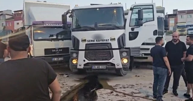 Facianın eşiğinden dönüldü: Freni boşalan kamyon 2 kamyona çarptı, parka metreler kala durdu Eskişehir de 3 kamyonun karıştığı kazanın görgü tanığı: Parkta en az 500 kişi vardı, faciadan dönüldü Eskişehir Haberleri Habertürk Yerel Haberler