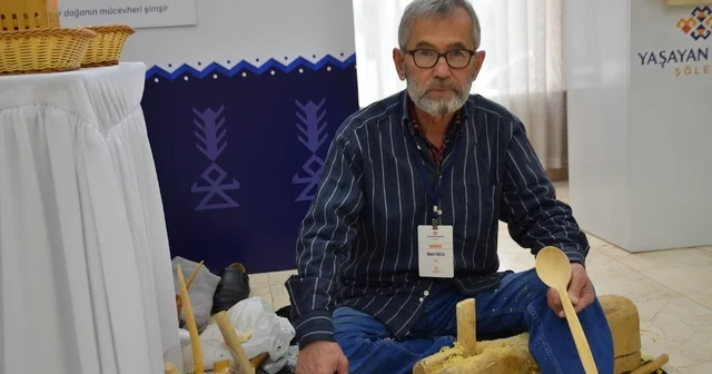 55 yıldır şimşir ağacından tahta kaşık yapıyor Dede mesleğini sürdüren kaşık ustası Macit Yayla: Bir kaşık yapılıncaya kadar 13 defa elden geçiyor Bilecik Haberleri Habertürk Yerel Haberler