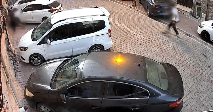 İstanbul’da evinin önünde uğradığı silahlı saldırıda can verdi! Cinayet anı kamerada