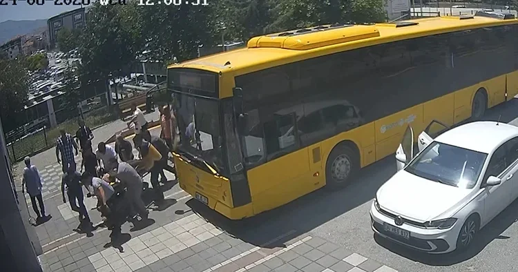 Malatya da otobüste kalbi duran yolcuyu şoför güzergah değiştirerek hastaneye yetiştirdi
