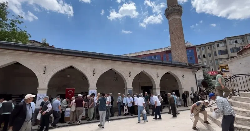 Sivas’ta cami cemaatine aşure ikram edildi