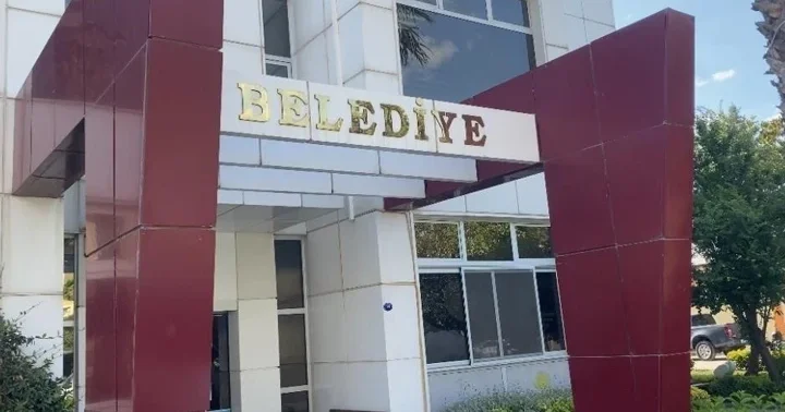 Son dakika... İzmir de Balçova ve Seferihisar belediyelerine operasyon: Onur Yiğit ve İsmail Yetişkin gözaltına alındı