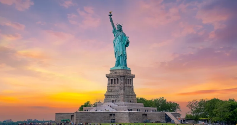 İlk günkü gerçek rengi şaşırtıyor! New York un simgesi Özgürlük Heykeli aslında bakın ne renkmiş!