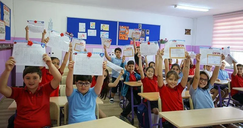 OKULLARDA KARNE GÜNÜ SAATİ: MEB 2026 Karneler ne zaman, saat kaçta verilecek? Yarın karneler saat kaçta alınacak? Karne günü tarihi
