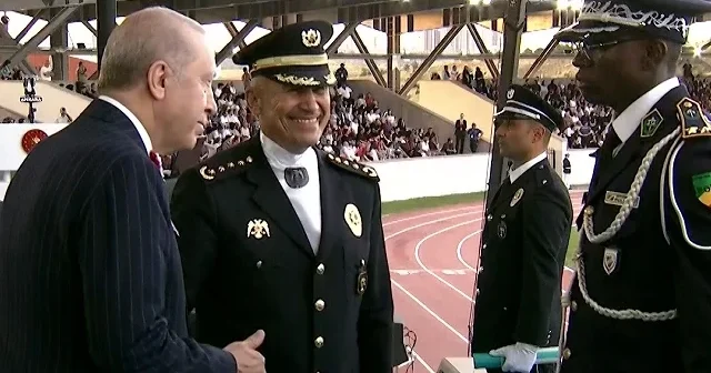 Mezuniyet töreninde Kongolu polisin tekmili Cumhurbaşkanı Erdoğan ı mest etti VİDEO İZLE