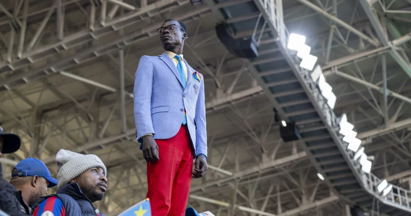 Lumumba pozuyla tanınan ikonik taraftar Mboladinga tribündeki yerini aldı!
