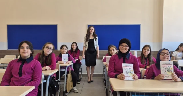 Minik yürekler, kalemleriyle Gazze nin sesi oldular 5 inci sınıf öğrencileri yazdıkları kitabın gelirini Gazze ye bağışladı Minik eller Gazze için kenetlendi: Ortaokul öğrencilerinden örnek davranış Eskişehir Haberleri Habertürk Yerel Haberler
