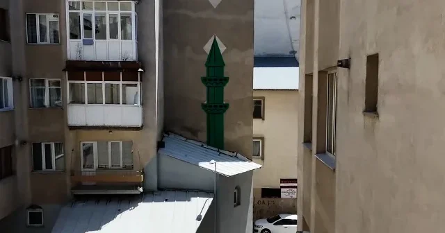 Erzurum da bir camide minareye yer bulamayınca duvara tasarladılar VİDEO İZLE