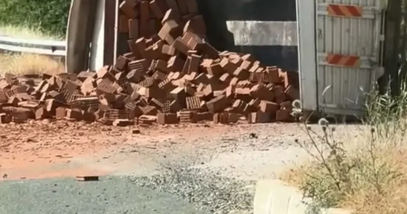 Elazığ’da tuğla yüklü kamyon devrildi: 1 yaralı
