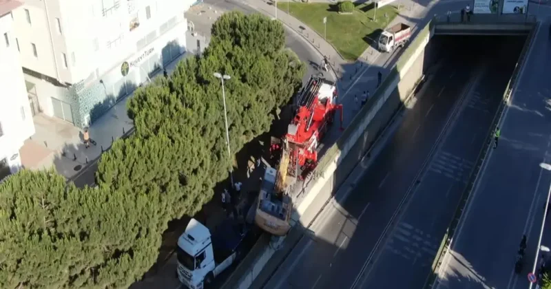 Bahçelievler de TIR ın üzerindeki kepçe devrildi