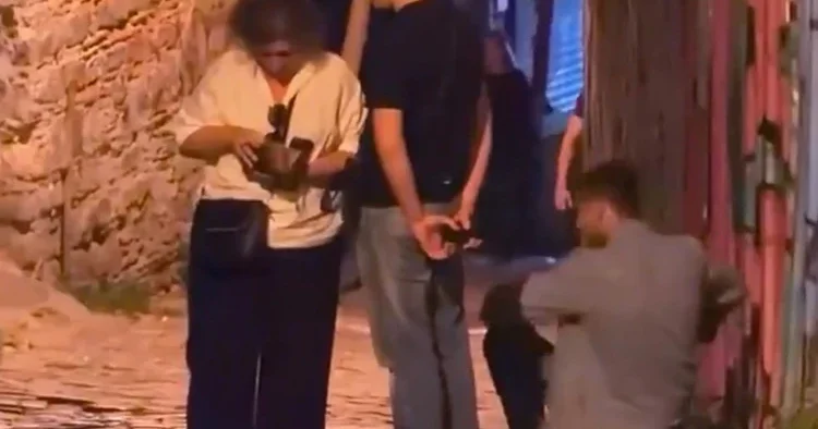 Galata’da Rus turiste fırça düşürme tuzağı! Rus turistler son an kurtardı