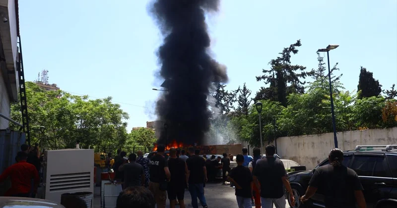 İsrail, Lübnan ın güneyine dönmeye başlayan aileleri tehdit edip bazı evleri yaktı