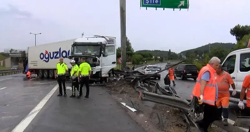 Pendik Tem Otoyolu’nda şoförün kontrolünü kaybettiği TIR bariyerlere çarptı