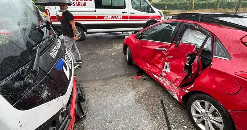 Düzce de yolcu midibüsü ile otomobil çarpıştı: 5 yaralı