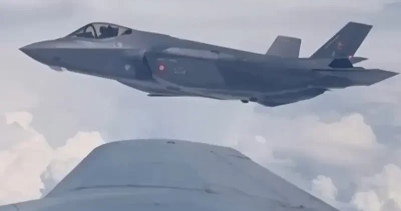 Danimarka nın F 35 uçağına havada yakıt ikmali