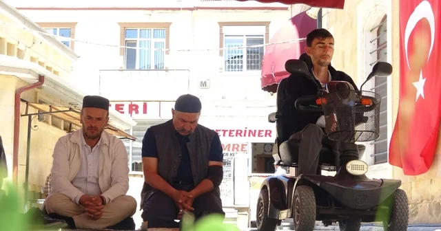 Bayburtlu genç akülü tekerlekli sandalyesiyle cemaatle saf tutuyor: Allah ın huzuruna gitmeye hiçbir engel yoktur Bayburt Haberleri Habertürk Yerel Haberler