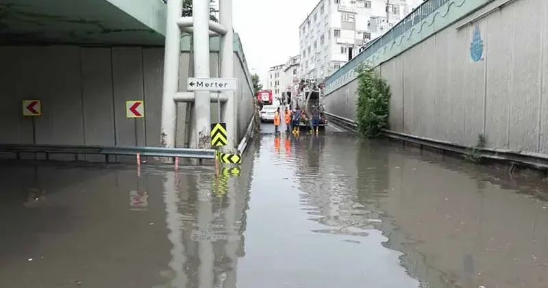 Güngören’de alt geçidi su bastı, araç kuyruğu oluştu