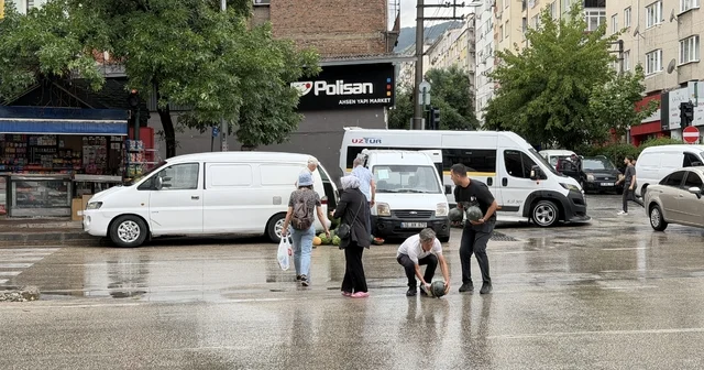 Kamyonetin arka kapağı açılınca karpuzlar yola saçıldı Yola saçılan karpuzları vatandaşlar topladı Bursa Haberleri Habertürk Yerel Haberler