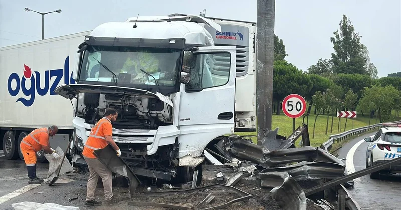 Pendik te bariyerlere çarpan tır TEM trafiğini aksattı