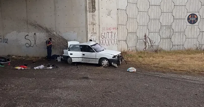 Bursa da otomobil köprü altındaki beton duvara çarptı: 3 ölü 2 yaralı