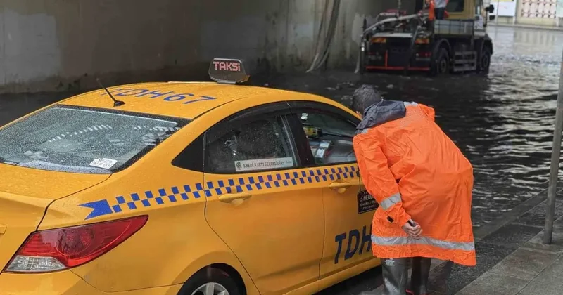 Zincirlikuyu alt geçidini sağanak sonrası su bastı, belediye ekipleri tahliye çalışması başlattı
