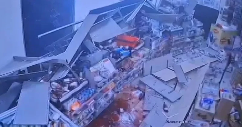 Kontrolden çıkan otomobil markete daldı, vatandaşlar ölümden döndü