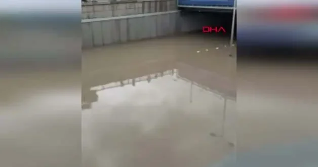 Ankara’da sağanak sele neden oldu; araçlar sürüklendi