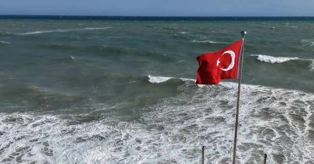 Doğu Akdeniz de kuvvetli rüzgar: Dalgalar kıyıları dövüyor Mersin Haberleri Habertürk Yerel Haberler