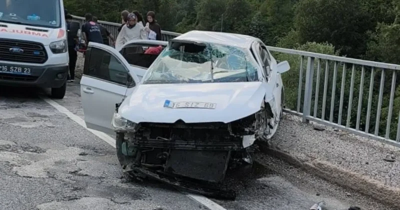 İnegöl de otomobil köprü üzerindeki bariyerlere çarptı: Yaralılar var