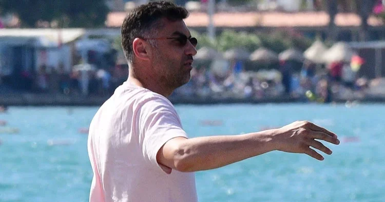 Burak Yılmaz tek başına yemekte