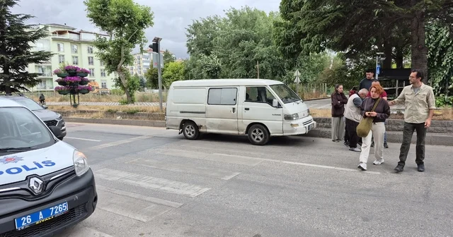 Yaya geçidinde duramayan minibüs, anneanne ve torununa çarptı Eskişehir Haberleri Habertürk Yerel Haberler