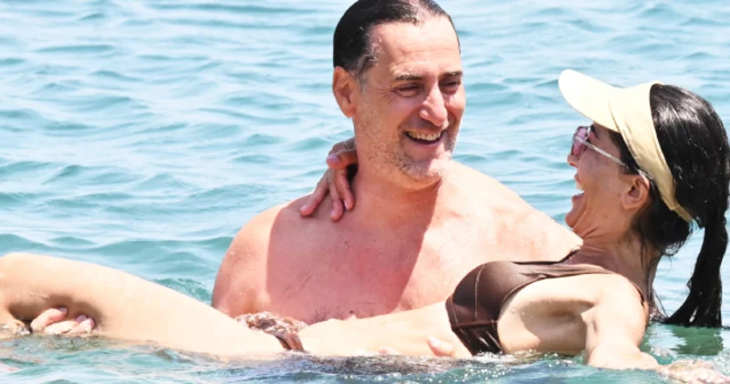 Bekir Aksoy ile Nazife Aksoy, denizde aşk tazeledi