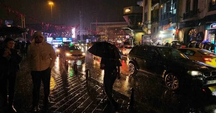 İstanbul da beklenen yağış başladı
